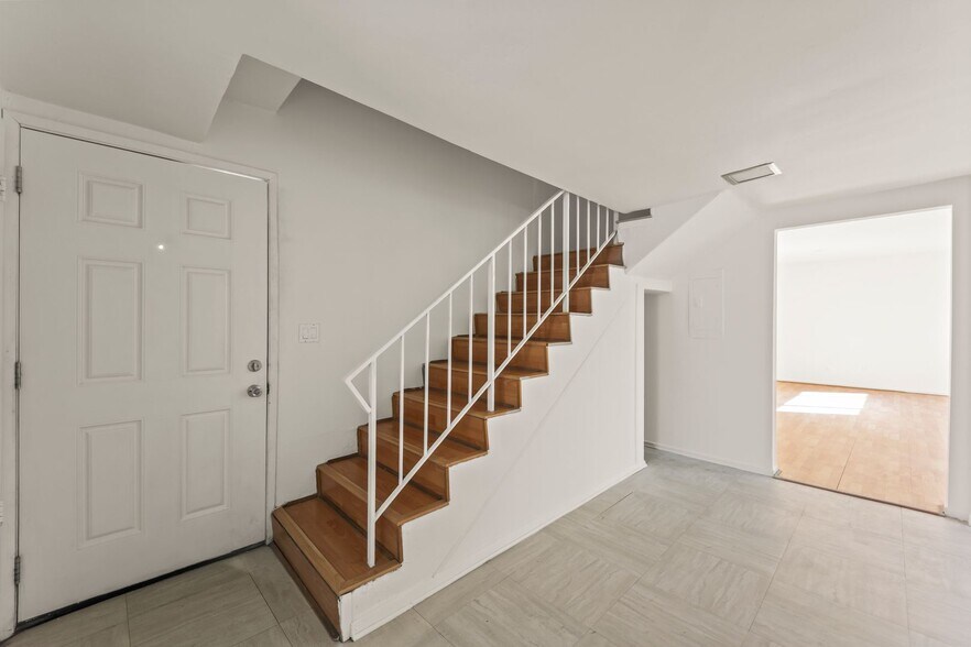 Building Photo - 5738 Woodman Ave