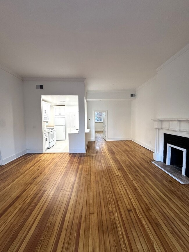 Building Photo - Centrally Located Renovated Large 1BR/1BA in Historic Dupont Circle Row House