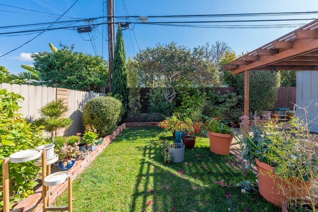 Building Photo - Warm & Inviting Manhattan Beach Rental Home!