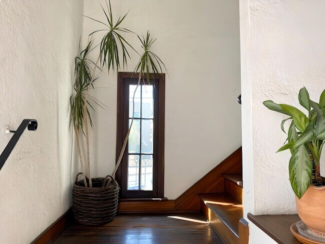 Building Photo - 920 N Hoover St