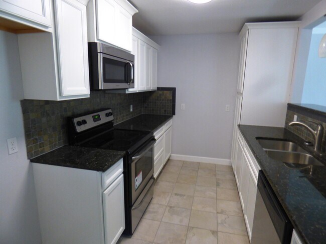 Building Photo - 3529 Topeka St