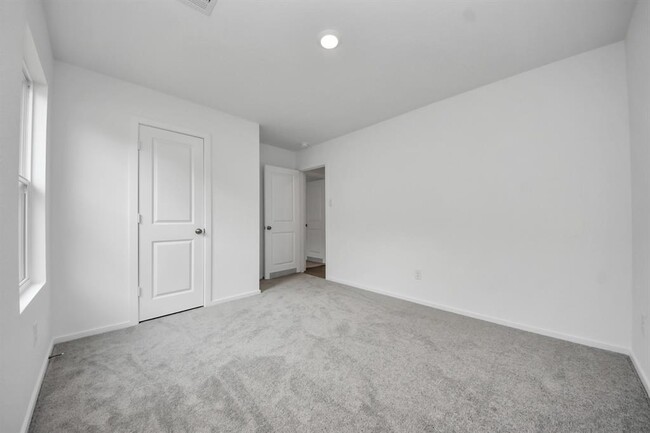 Building Photo - 18036 le gotte