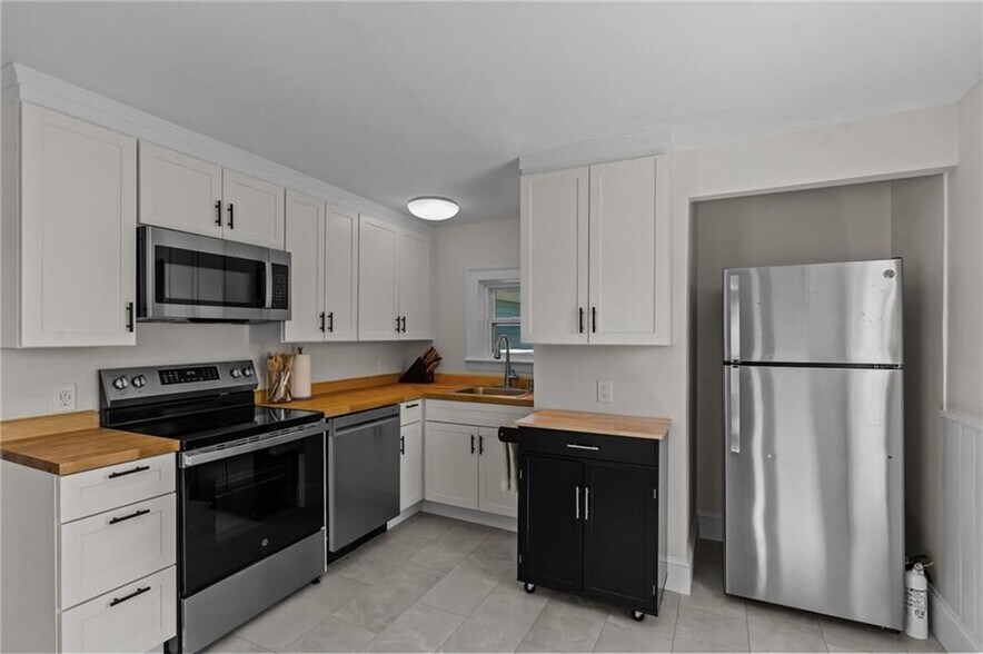 Building Photo - 11 Young St