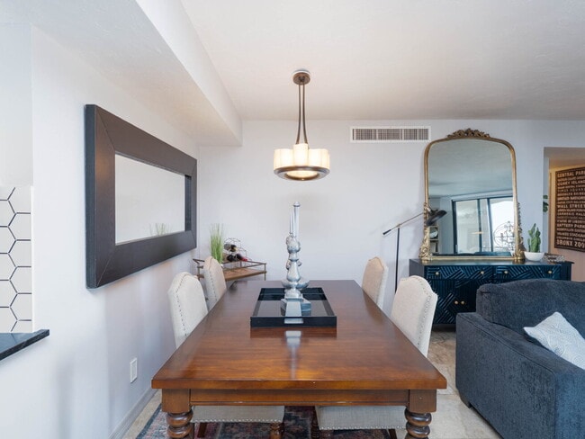 Building Photo - TURNKEY FURNISHED WATERFRONT RENTAL – Live the Island Life on Siesta Key