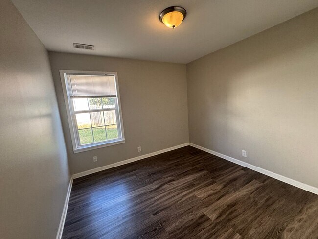 Building Photo - Beautiful 3 bed 2 bath home with open floorplan