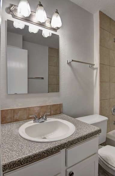 Building Photo - 410 Vista W Ct