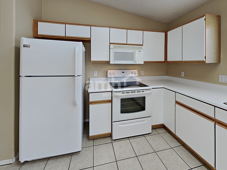 Building Photo - 9050 E Glenmont Dr