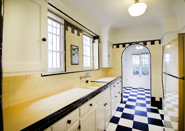 Building Photo - 1055 S Crescent Heights Blvd