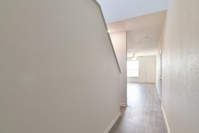 Building Photo - Brand New 3 bed 2.5 Duplex