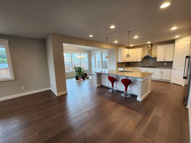 Building Photo - Large Spacious 4 Bed Home