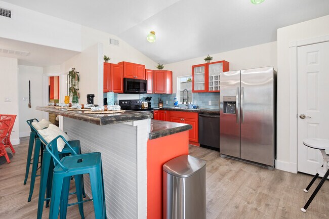 Building Photo - 602 N Palimino Dr