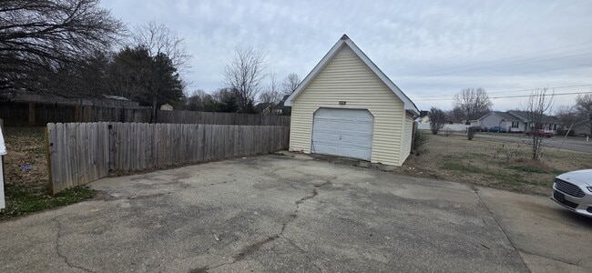 Building Photo - 2902 Meadowhill Dr