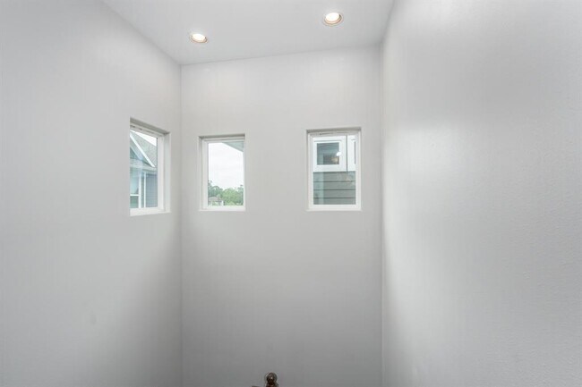 Building Photo - 312 W 28th St