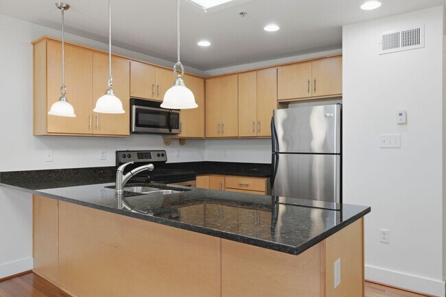 Building Photo - Cool 1 bedroom condo in the heart of the Fan District
