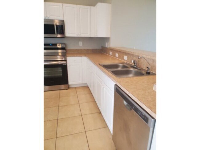 Building Photo - Available Soon! Nice 3 Bedroom 2 bath spli...