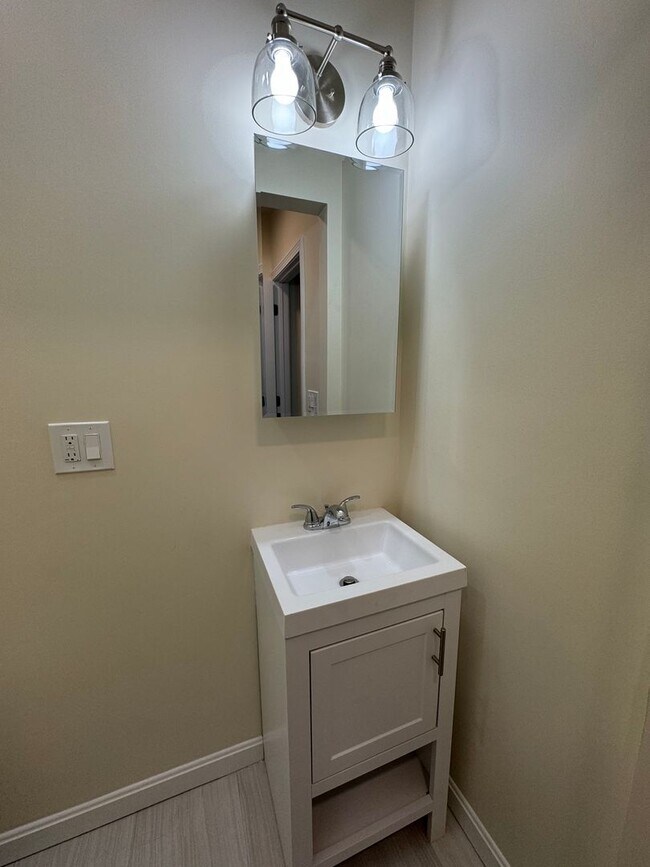 Building Photo - TOWNHOUSE FOR RENT!  ALLSTON 7 BED WITH YARD & LAUNDRY IN UNIT avail 9/1/2026