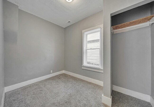 Building Photo - 820 Charleston St