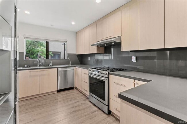 Building Photo - 5757 Owensmouth Ave