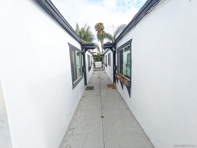 Building Photo - 2017 Reed Ave