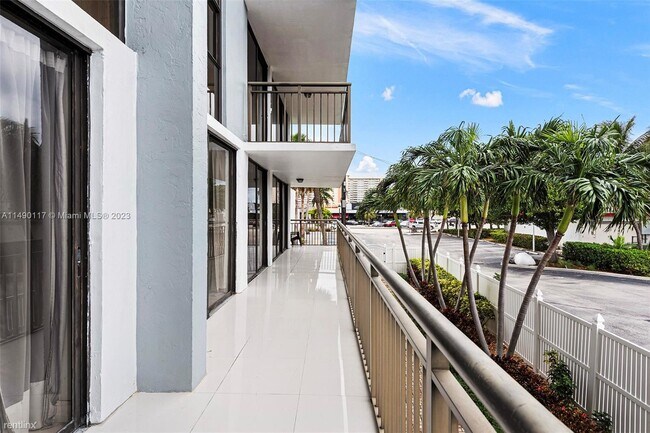 Building Photo - 3 br, 2 bath House - 3031 N Ocean Blvd Apt...