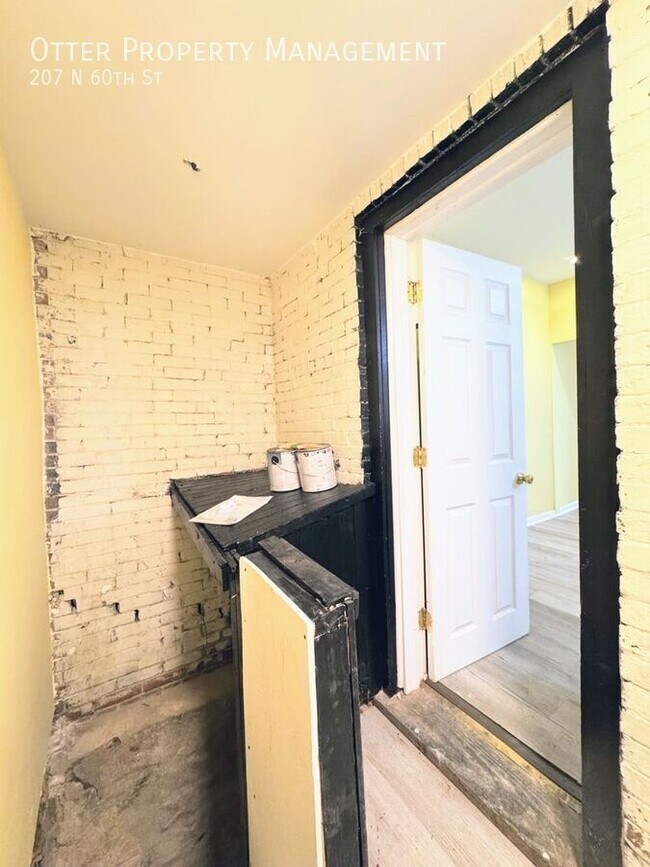 Building Photo - 207 N 60th St