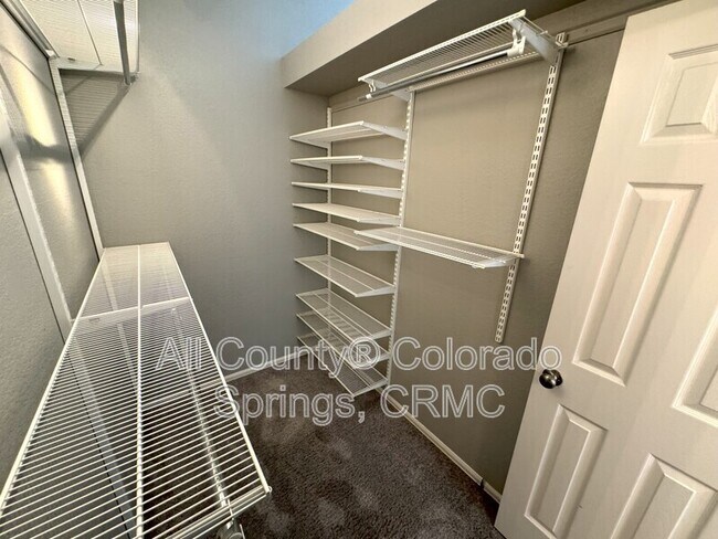 Building Photo - 5859 Instone Cir