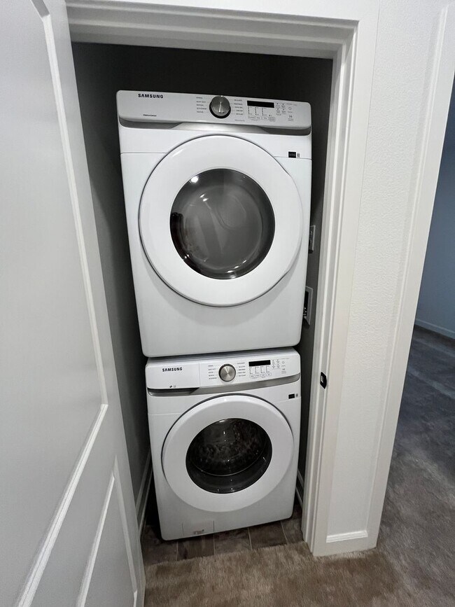 Building Photo - Welcome to modern living in the sought-after Rancho Peñasquitos neighborhood!