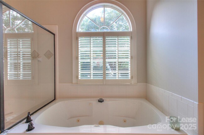 Building Photo - 1222 Weddington Hills Dr