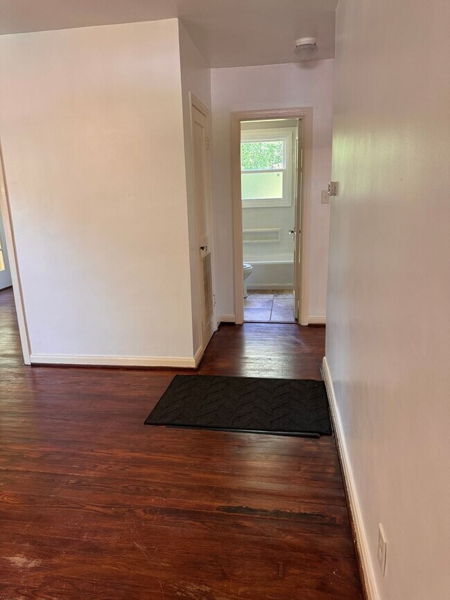 Building Photo - 613 Westview Dr