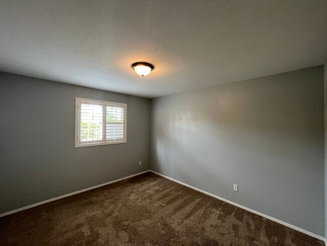 Building Photo - 4 Bedroom Home Near N McQueen Rd and E Cha...