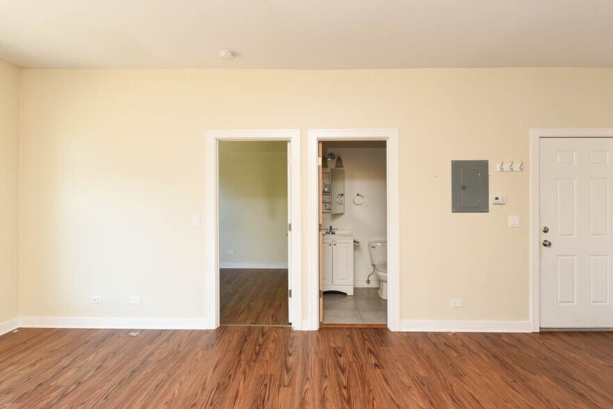 Building Photo - 3550 W Lawrence Ave