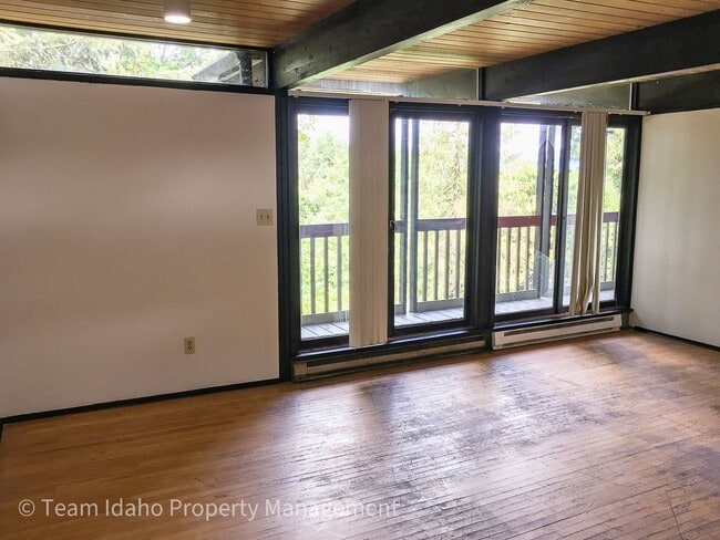 Building Photo - Taylor Ave Tri-Plex