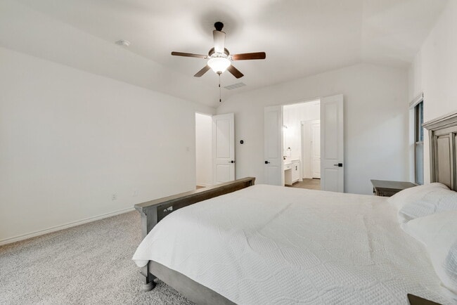 Building Photo - "Spacious 4-Bedroom Retreat with 2.5 Baths...