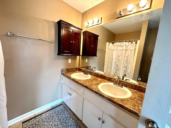 Building Photo - 136 Coral Ln