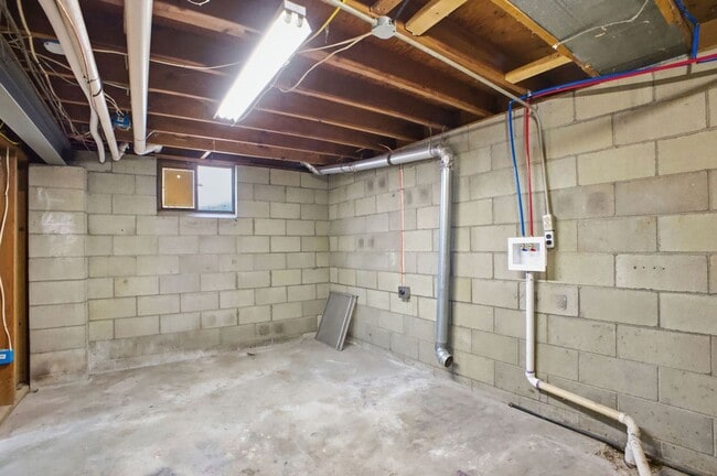 Building Photo - Spacious 3-Bed Home with Finished Basement and Extra Room