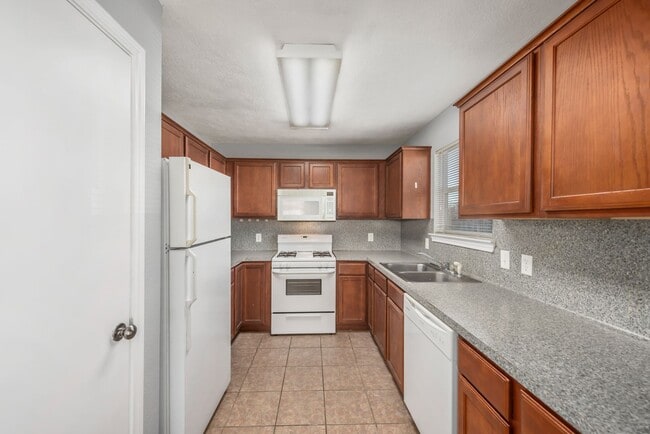 Building Photo - August 2026 Pre-Lease! Fantastic 4 Bed, 3 Bath Near Campus!