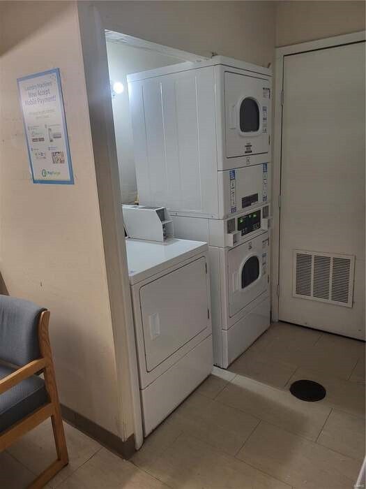 on-site laundry facilities - 950 E Rue de la Banque St