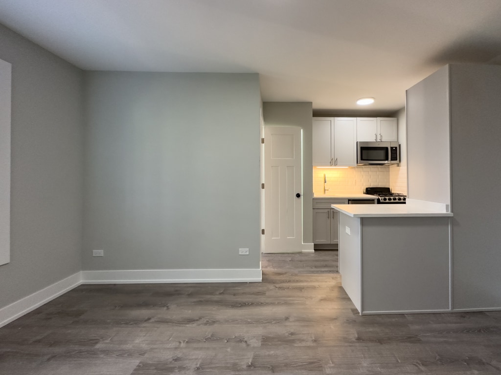 Building Photo - 545 W Belmont