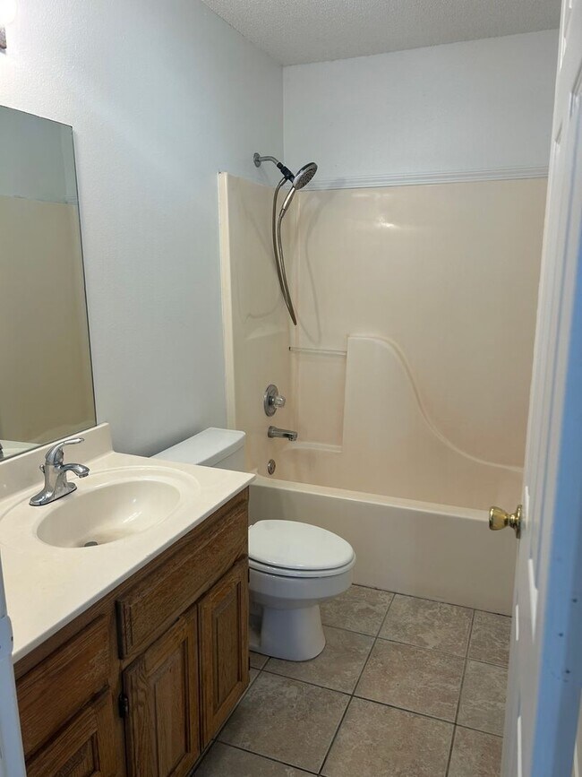 Building Photo - 1013 SE 5th St