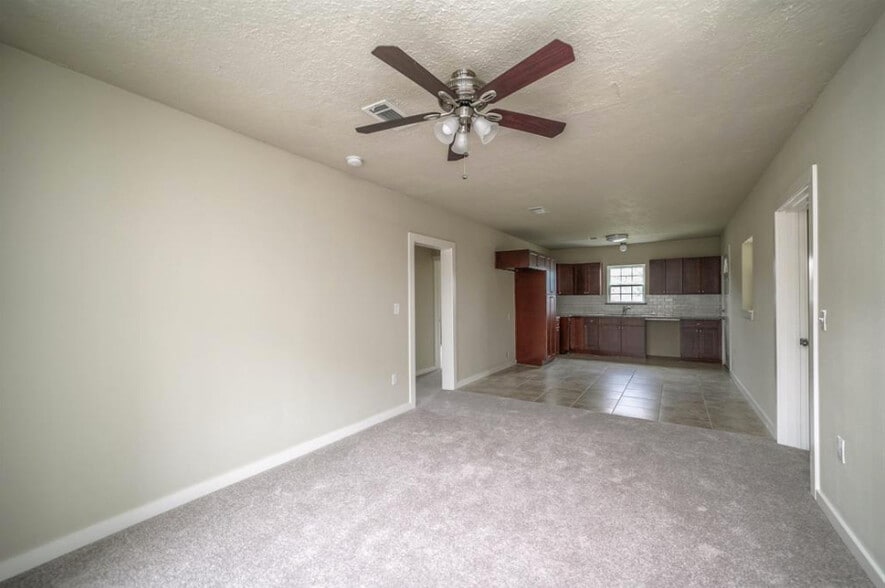 Living room - 305 Albert St