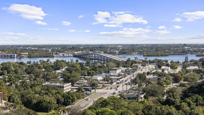 Building Photo - 2025 SW Silver Pine Way