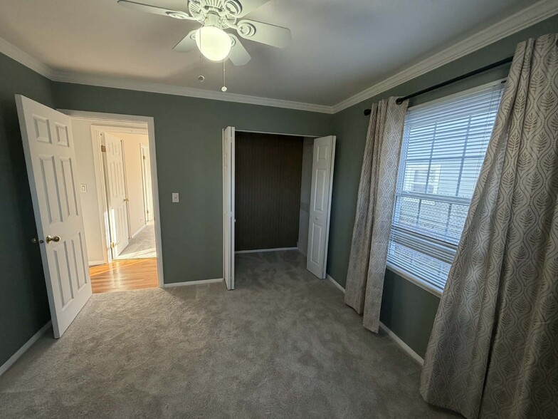 Building Photo - 1730 N Ridge Ave