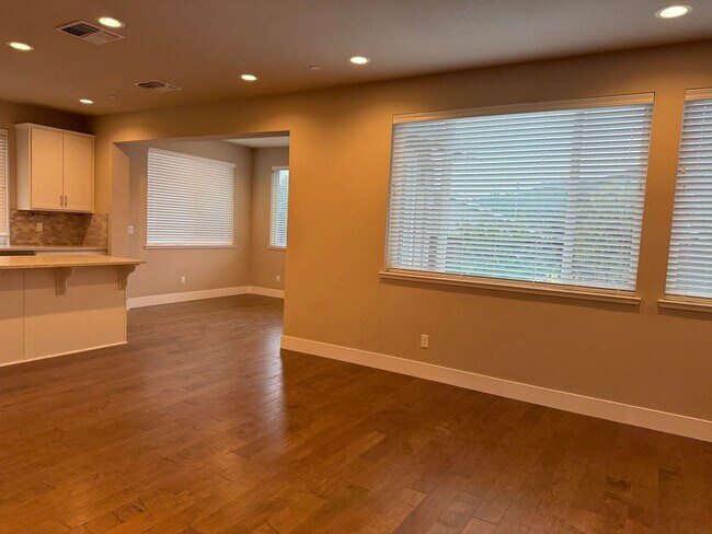 Building Photo - Fountaingrove 4 bedroom beauty