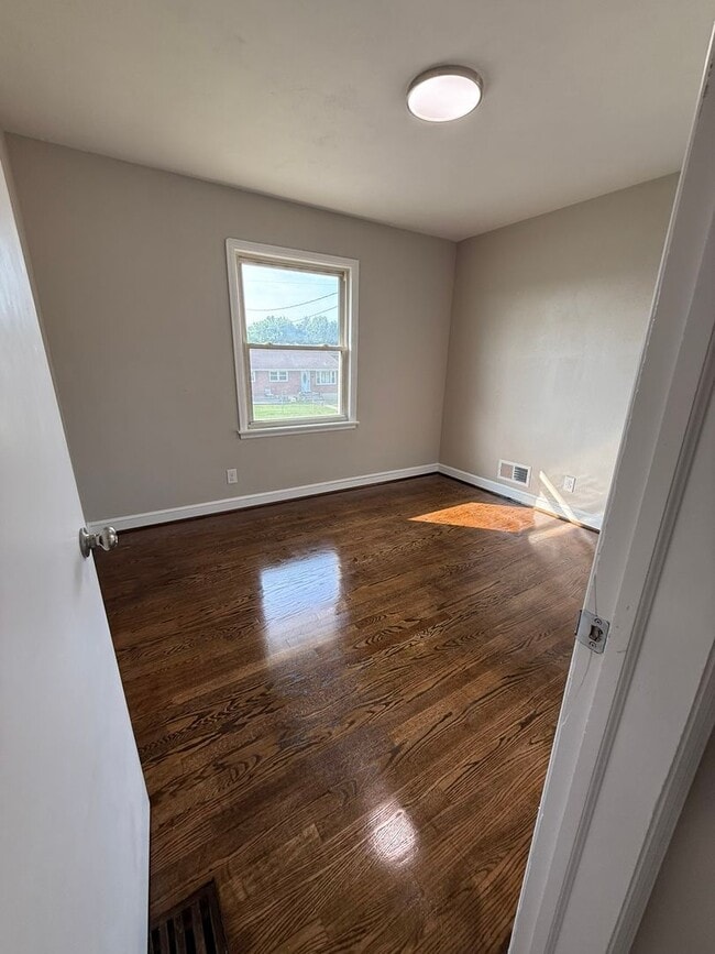 Building Photo - Newly updated 3 bedroom 1 bath with hardwo...