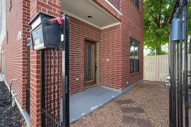 Building Photo - 1218 Sandman St