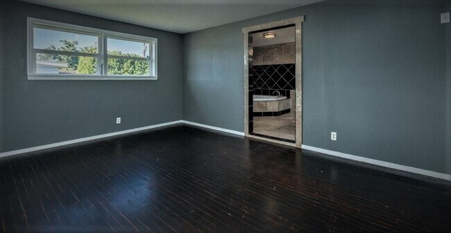 Building Photo - Comfort and Convenience in the Heart of Ke...