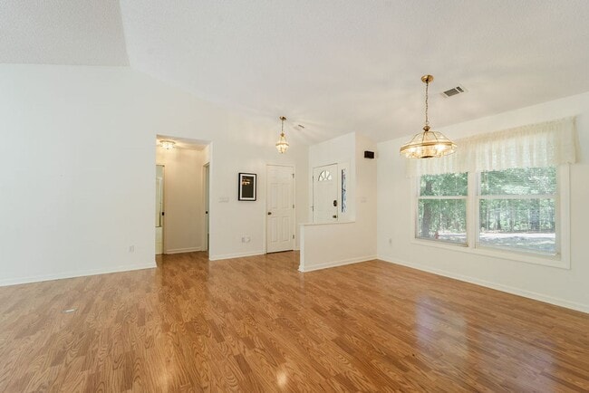 Building Photo - 4 bed, 3 bath, home with privet sunroom off master.