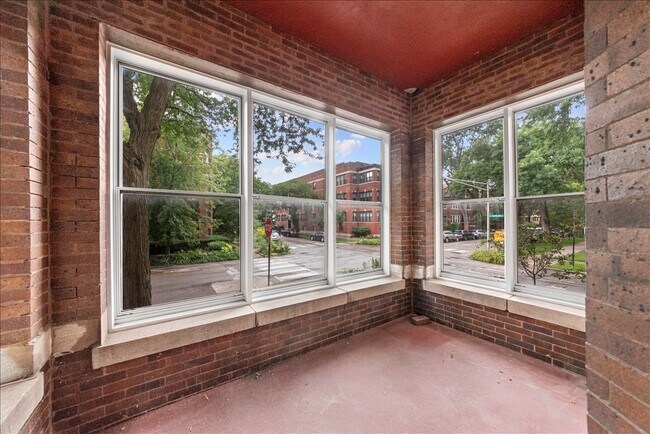 Building Photo - 1353 W Catalpa Ave