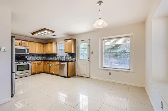 Building Photo - 3001 Rainy River Dr
