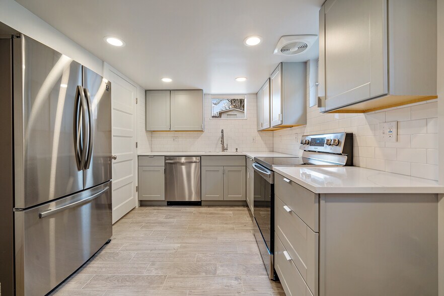 Kitchen - 4451 N Clay St